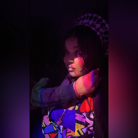 🌻Meet your Posher, Simone Janelle🌻 - Picture 3 of 5